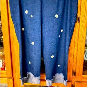 Alfred Dunner Woman Lazy Daisy Elastic Waist Pull on Denim Capris Plus Size 24W